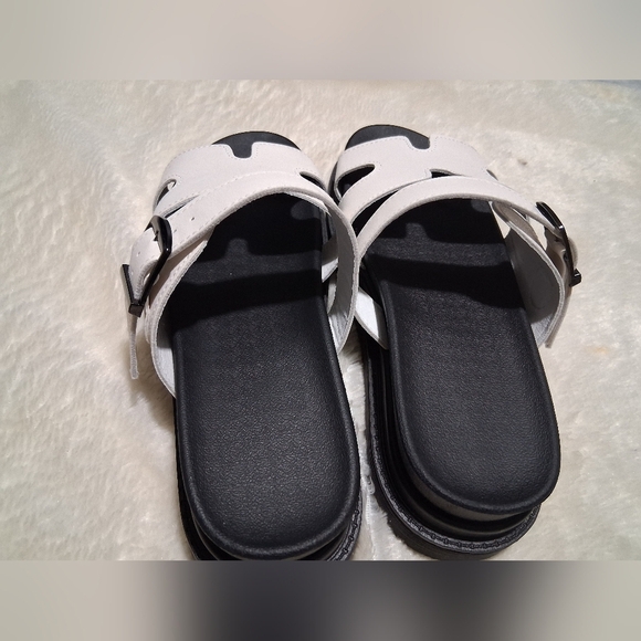 Modern White and Black Slip-On Sandals - Picture 4 of 6